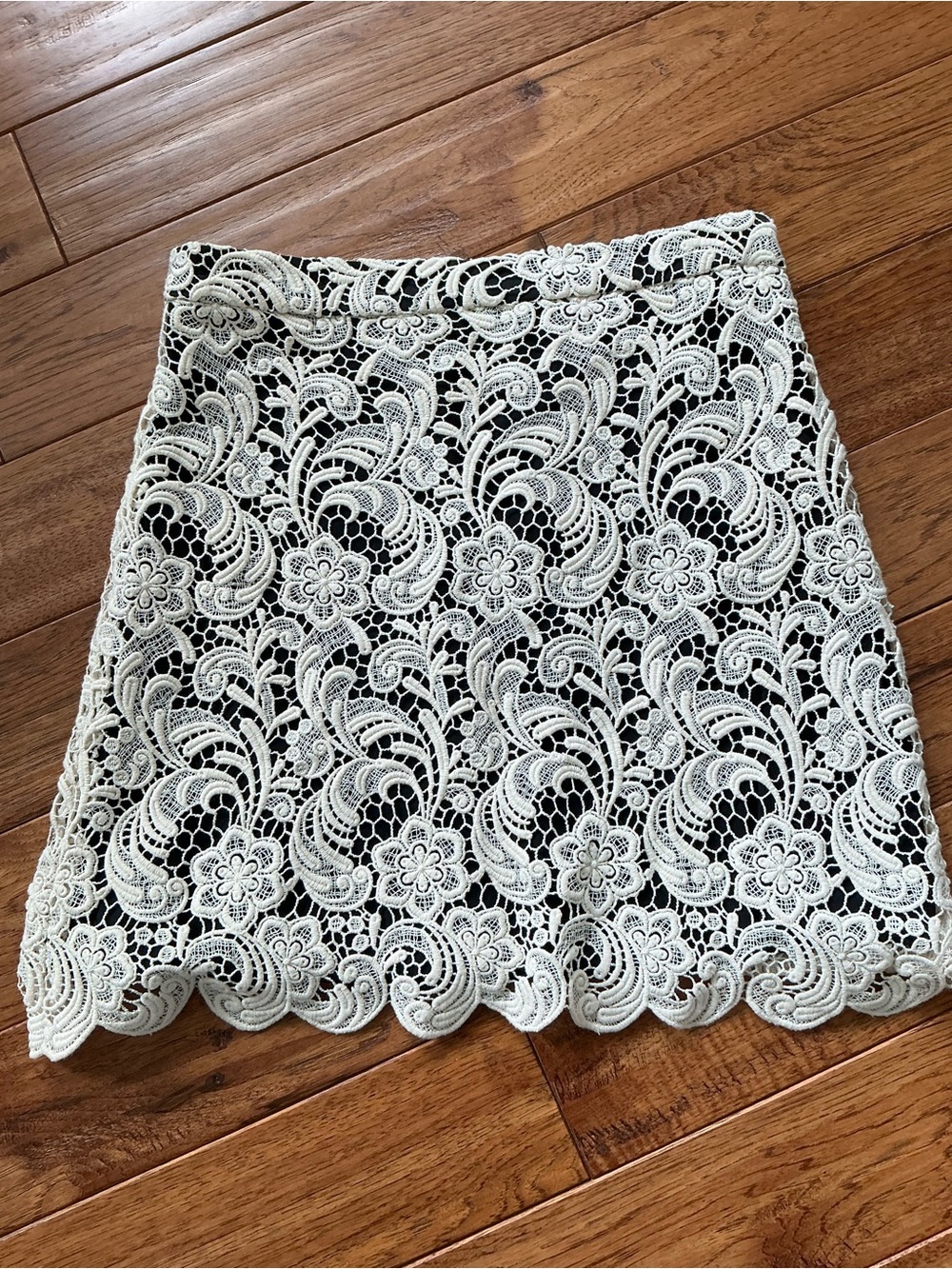 Alice + Olivia Ivory and Black Short Lace Skirt, size 6
